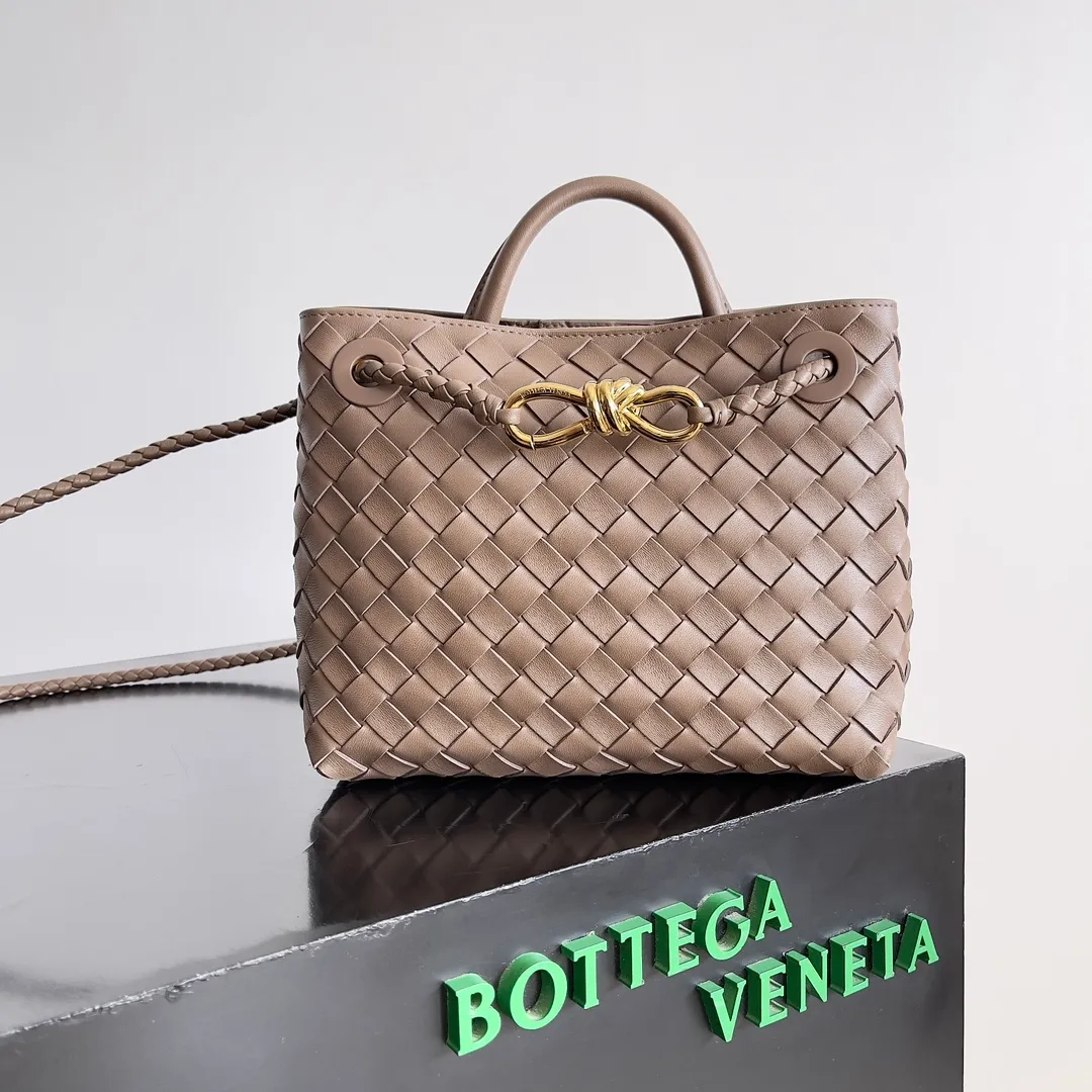 The 2023 new Andiamo batch of 1860 BV has been shipped‼ ️Really popular🔥The new Andiamo woven handbag launched by Bottega Veneta this season is really popular all over the world! ! Celebrities at home and abroad have worn it, and Oscar-winning actress Michelle Yeoh has taken it out on the street. Song Jia, Trai Yara, Yu Feihong, Sanji Ayaka, Rosie Hunting-Whiteley, Yoshioka Riho, etc. have all picked up this bag. It is classic and versatile, showing off its temperament, and the bag capacity is also large, which is very convenient for daily commuting! ! A variety of carrying methods, the shoulder straps can be adjusted by yourself, the original lambskin feels soft and delicate, and the neutral style is made to break gender boundaries and bring a more practical and longer-lasting use experience. Andiamo, which has both elegant and casual styles, perfectly interprets the true appearance of "fashionable old money style". Style number: 743568 Size: 25*22*10.5cm